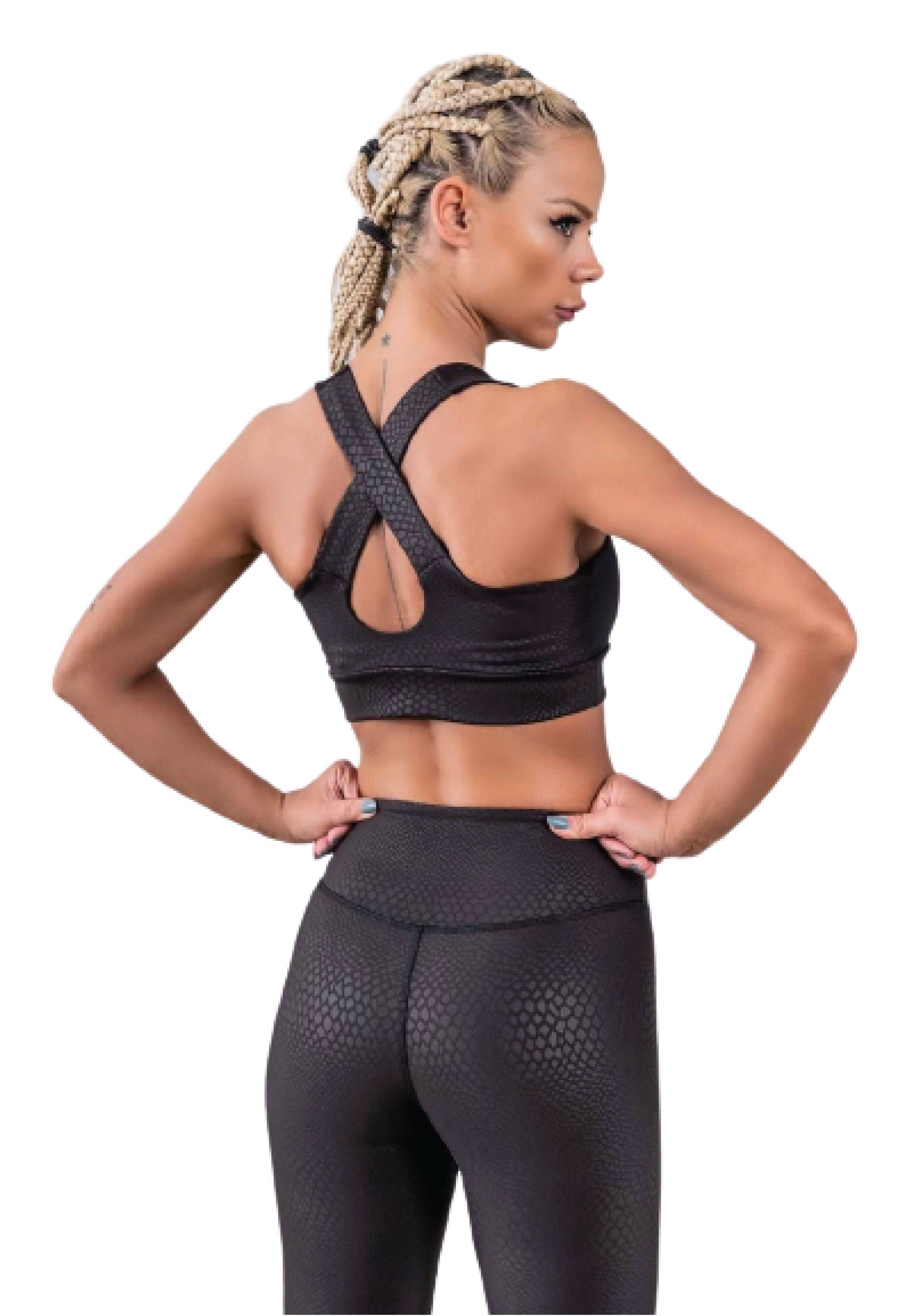 Individuell in Lismina 937 Leder-Look Schwarz Schlangenleggings mit geflochtenen Haaren, Hände auf den Hüften, weißer Hintergrund.